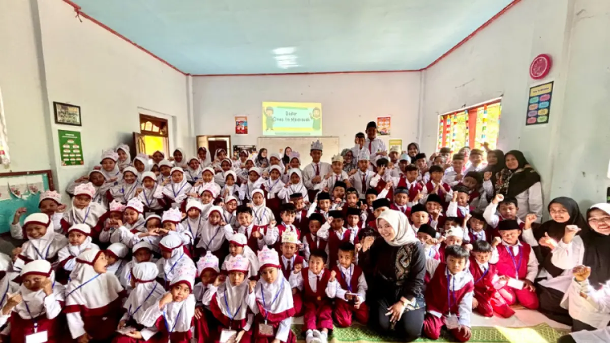 GENERASI PENERUS: Siswa kelas 1-VI MI Muhammadiyah Pucanganak, Kecamatan Tugu, dibekali ilmu etika bermedia sosial, Selasa (14/7).(JONATHAN ALINSKIE WINATA/RADAR TRENGGALEK)