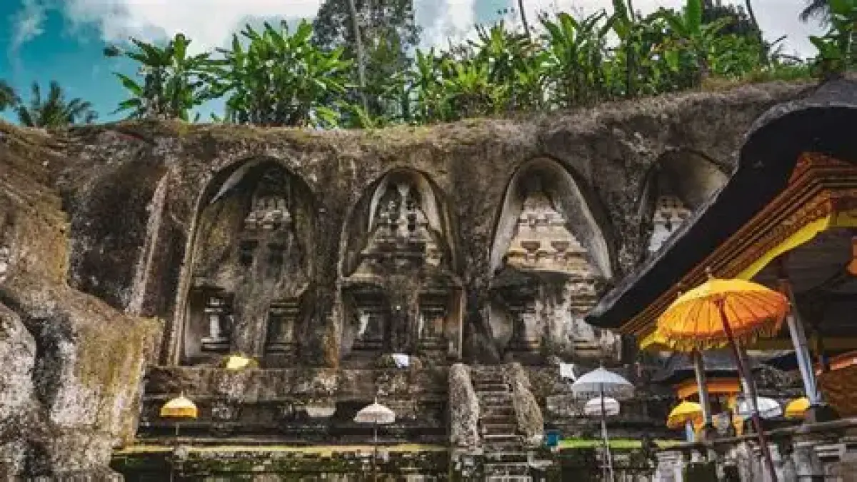 Gunung Kawi kembali viral karena isu pesugihan. Simak sejarah, ritual Kejawen, klarifikasi pengelola, hingga penjelasan MUI dalam ulasan lengkap (Pinterest).