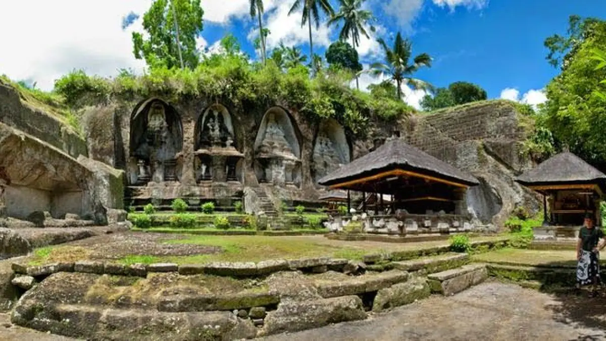 Gunung Kawi Malang dikenal sebagai tempat pesugihan sekaligus kawasan ziarah. Simak fakta Pesarean Eyang Jugo, Keraton Gunung Kawi, dan sejarahnya (Pinterest).
