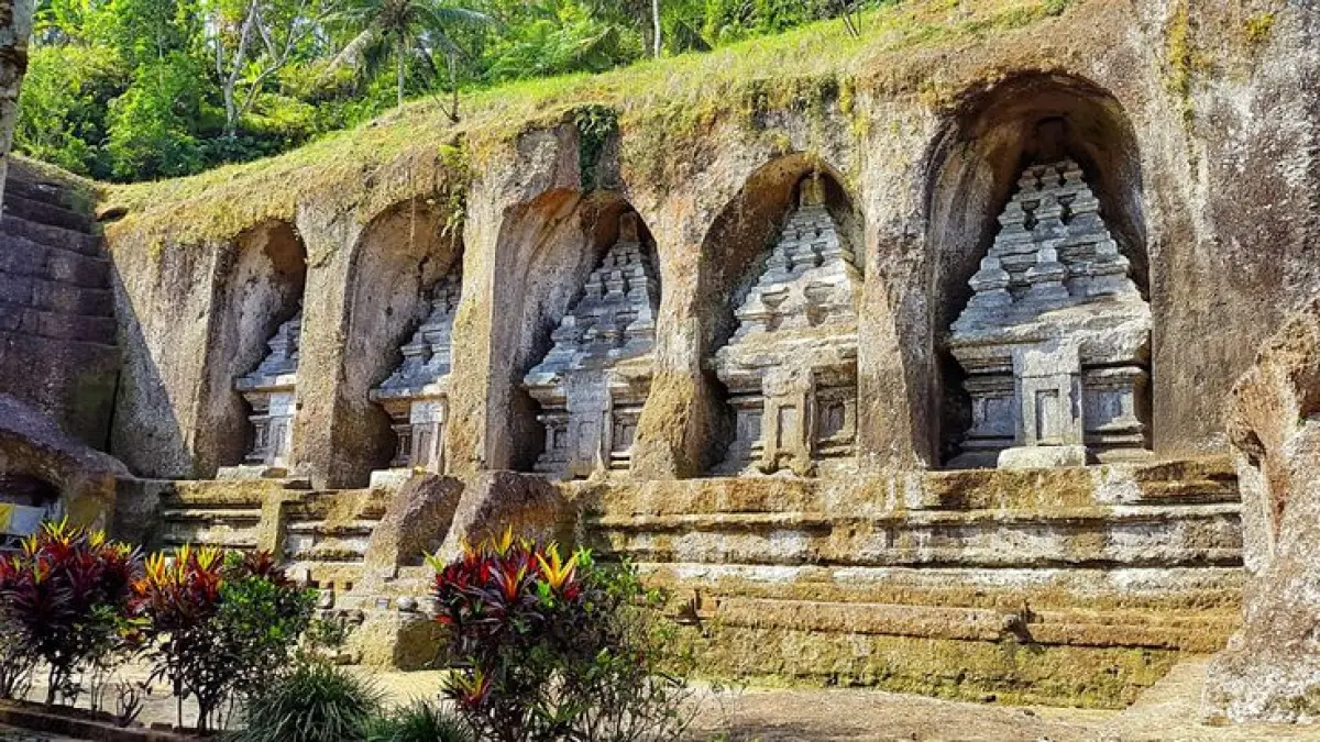 Legenda Gunung Kawi mengisahkan Raden Wiratama yang menolak pesugihan demi mempertahankan kehormatan keluarga dan memilih jalan kerja keras (Pinterest).