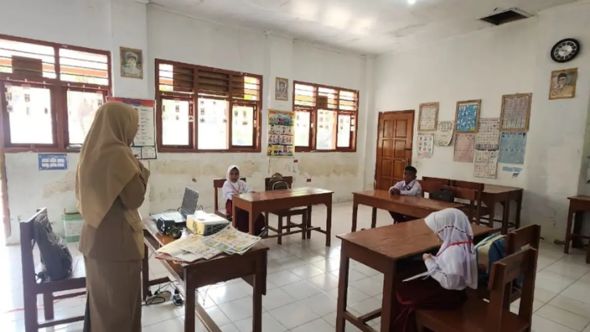 TETAP SEMANGAT: Guru kelas I SDN 2 Sukowetan, Kecamatan Karangan, tahun ini mendidik tiga siswa baru.(GUNAWAN/RADAR TRENGGALEK)