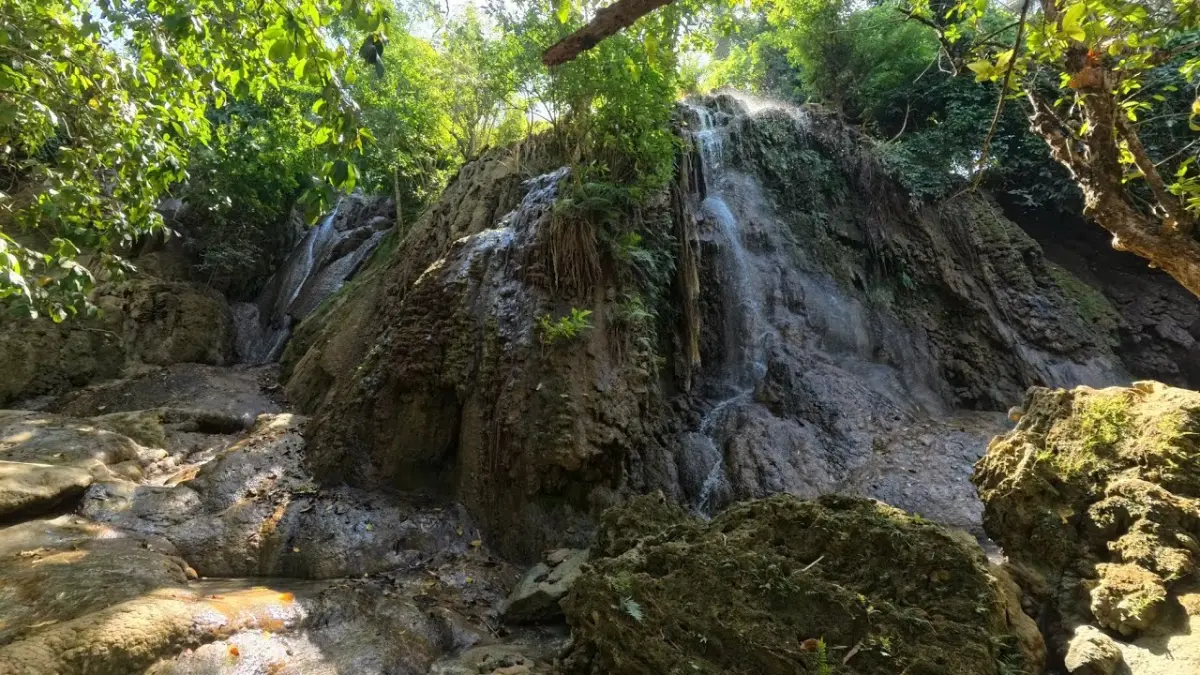 Air Terjun Grobogan Sewu Trenggalek tetap memesona saat musim kemarau 2026 meski debit air berkurang, dengan panorama alam yang masih asri. (Youtube. com)