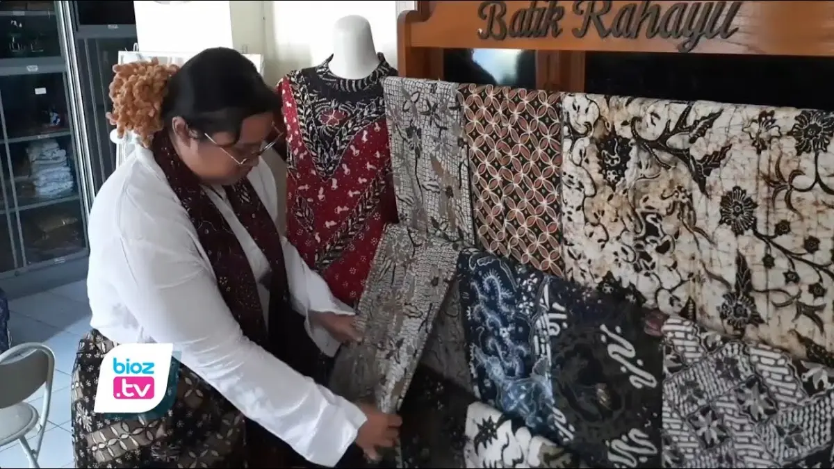 Batik Trenggalek sukses menembus pasar luar daerah berkat motif khas cengkeh dan manggis serta pemasaran melalui platform digital dan marketplace. (Youtube. com)
