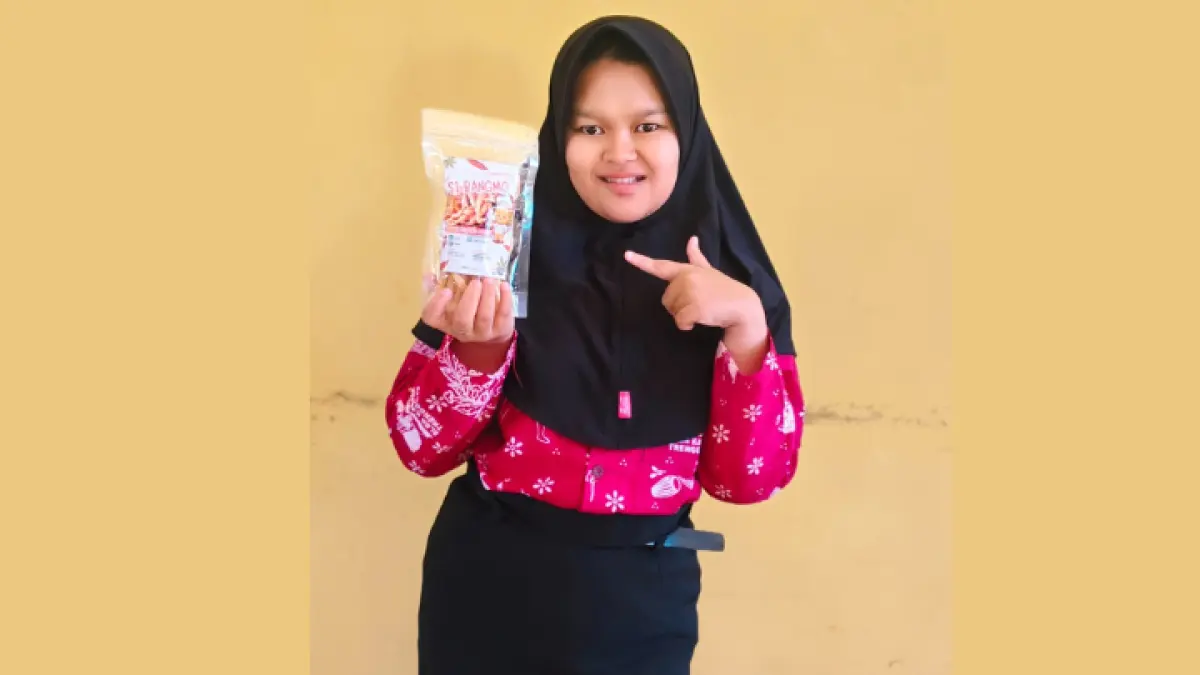 LAYAK KONSUMSI: Siswa SLB Kampak ketika memasak camilan yang sehat dan sebagai media pembelajaran ekonomi.(GUNAWAN/RADAR TRENGGALEK)

