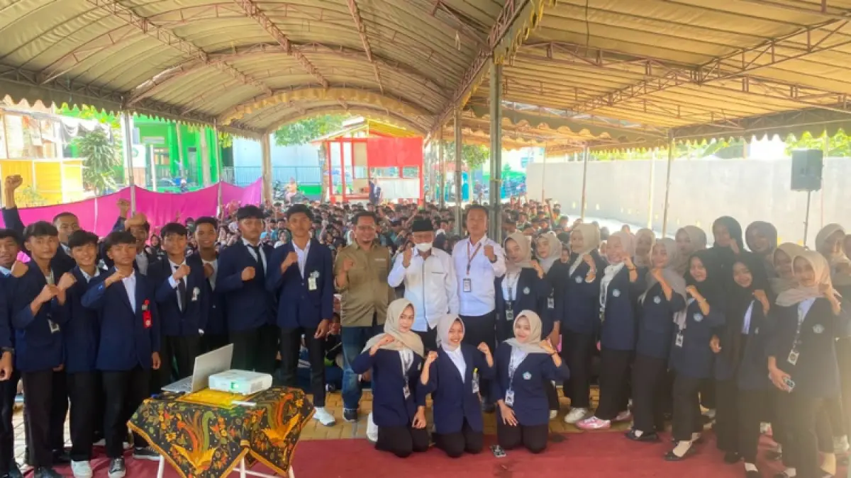 BERKUALITAS: Kepala SMKS Islam Panggul H Suparmin Sujono SPd, Waka Kesiswaan Murtono (baju putih), Pemateri dari Radar Trenggalek Didin C, bersama 536 siswa kelas X usai materi public speaking dalam rangkaian MPLS, Rabu (15/7).(SMK ISLAM PANGGUL UNTUK RADAR TRENGGALEK)