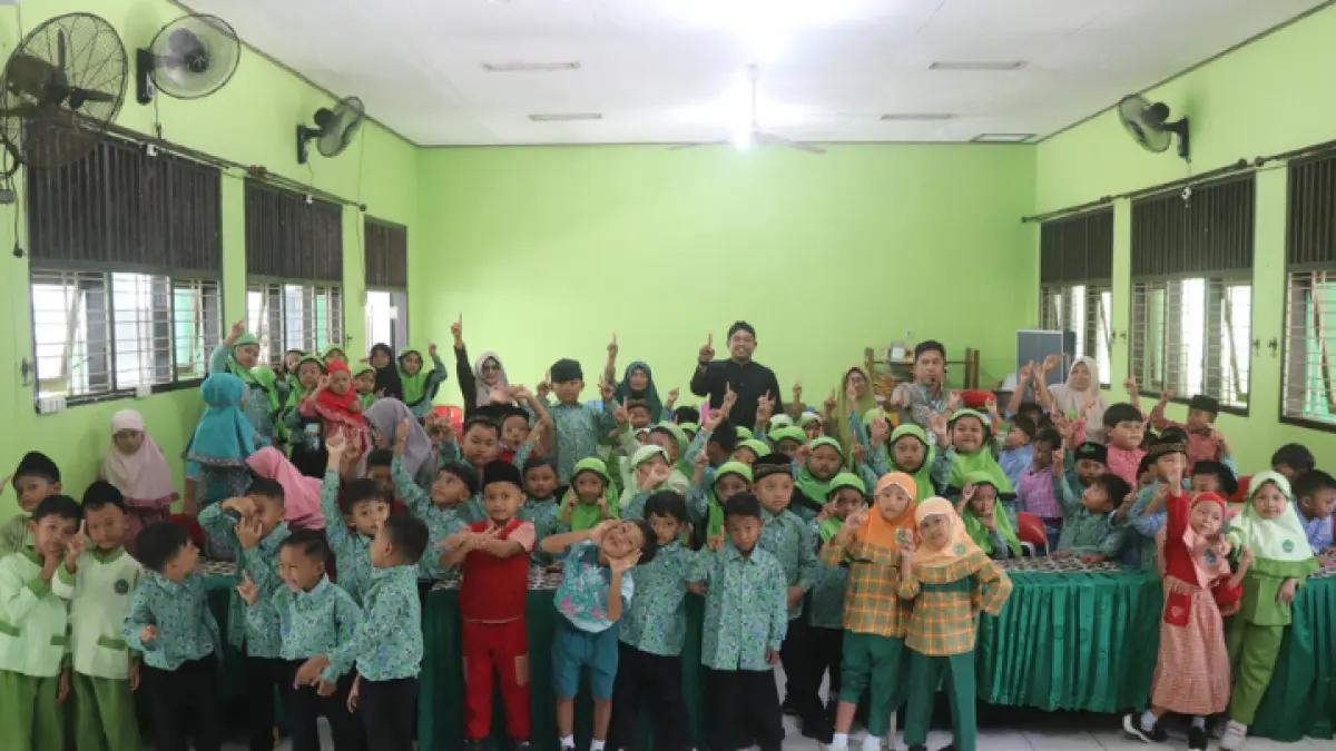 SERU: Siswa MIN 1 Trenggalek, di Desa Prigi, Kecamatan Watulimo, mendapatkan materi penguatan karakter pelajar madrasah dari Tim Radar Trenggalek, Rabu (15/7). (IBNU SYAFIK/RADAR TRENGGALEK)