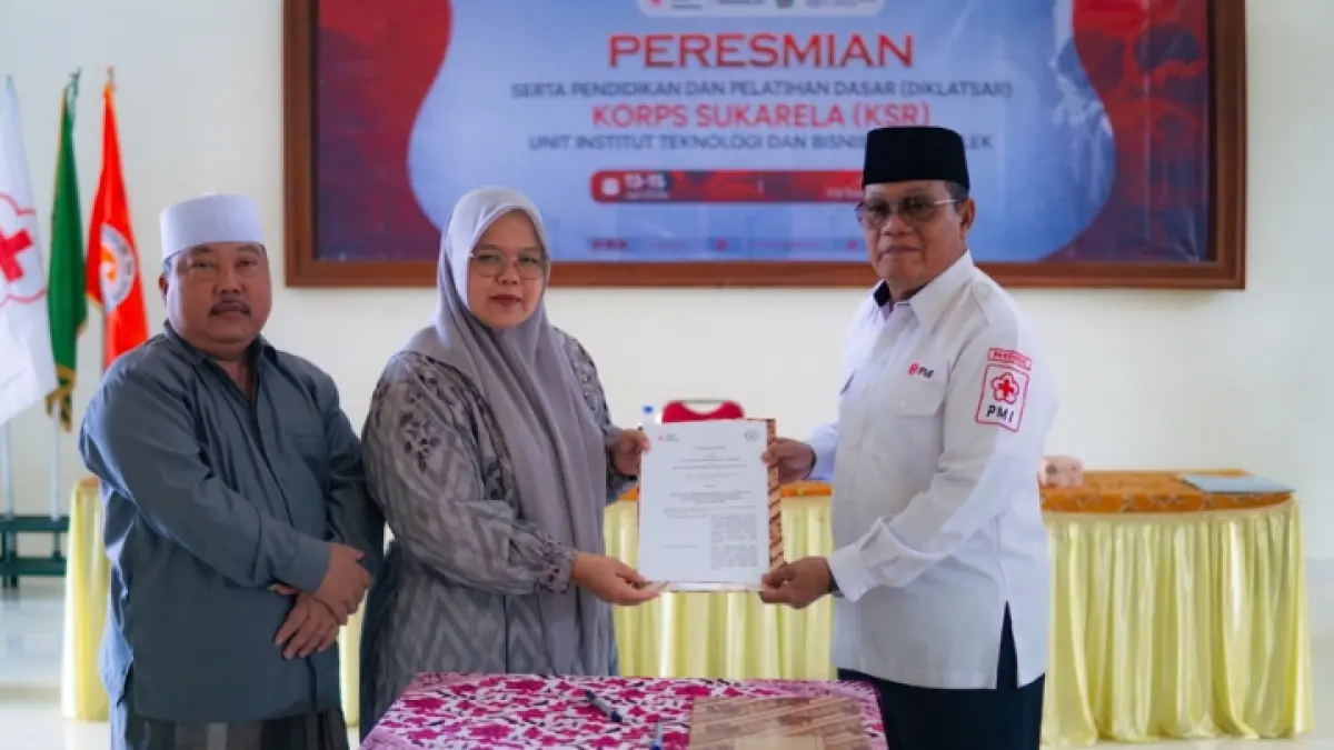 SINERGI: Penandatanganan Nota Kesepahaman (MoU) dari kiri ke kanan, Ketua Yayasan KH. Ridlo Mahbub, Rektor ITB Trenggalek Hj. Farikotul Chasanah, S.Ag., M.M., dan Ketua PMI Kabupaten Trenggalek Dr. Ir. H. Mulyadi WR, MMT.