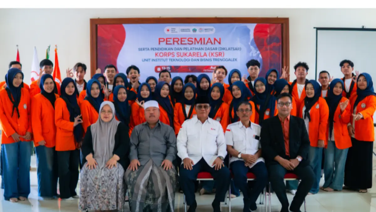 SINERGI: Penandatanganan Nota Kesepahaman (MoU) dari kiri ke kanan, Ketua Yayasan KH. Ridlo Mahbub, Rektor ITB Trenggalek Hj. Farikotul Chasanah, S.Ag., M.M., dan Ketua PMI Kabupaten Trenggalek Dr. Ir. H. Mulyadi WR, MMT.(ITB TRENGGALEK UNTUK RADAR TENGGALEK)