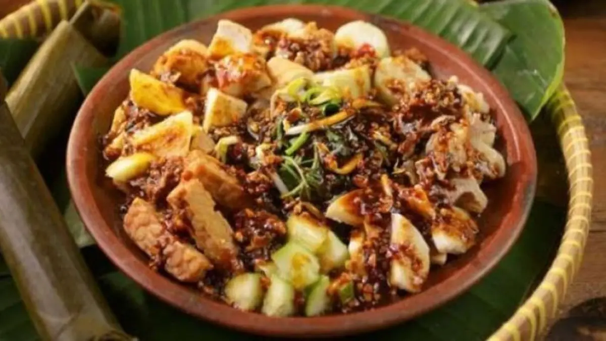 Makanan khas Jawa Timur menawarkan cita rasa khas, mulai dari bakso Malang, soto Lamongan, rawon, nasi krawu, hingga rujak cingur yang legendaris (Pinterest).