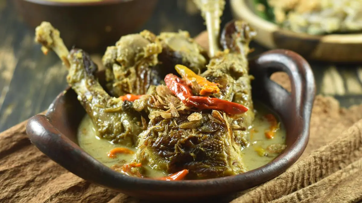 Resep ayam lodo khas Jawa Timur menggunakan ayam kampung panggang, santan, dan rempah pilihan untuk menghasilkan kuah gurih serta daging yang empuk (Pinterest).