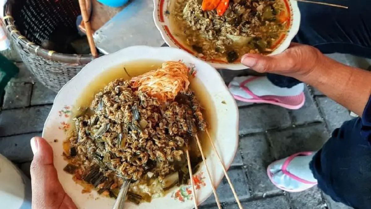 Resep lontong kupang khas Sidoarjo Jawa Timur lengkap dengan kuah kupang, lentho singkong, sate kerang, dan petis yang menghasilkan cita rasa gurih dan segar (Pinterest).