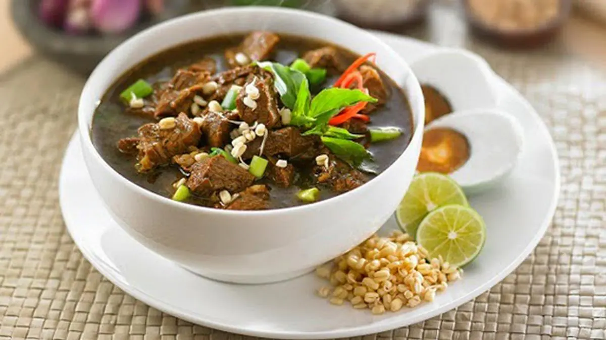 Simak lima makanan khas Jawa Timur yang wajib dicoba, mulai dari Rawon, Rujak Cingur, Lontong Kupang, Pecel Madiun, hingga Soto Lamongan (Pinterest).