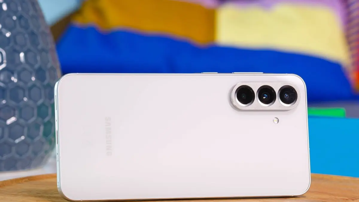 Samsung Galaxy A57 mulai turun harga usai dua minggu rilis. Simak review lengkap desain, baterai, kamera, performa, dan pengalaman penggunaan harian (Pinterest).