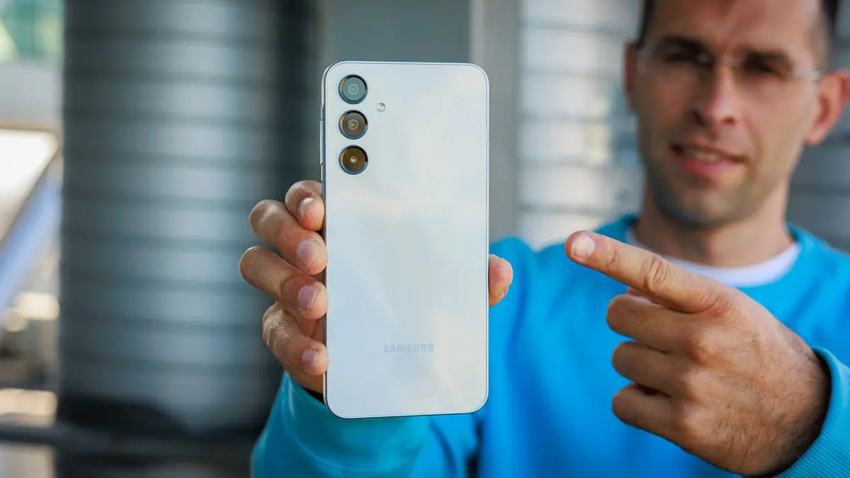 Samsung Galaxy A16 5G hadir dengan Dimensity 6300, Super AMOLED, Knox Vault, IP54, dan update hingga 6 tahun. Simak review lengkap kelebihan dan kekurangannya (Pinterest).
