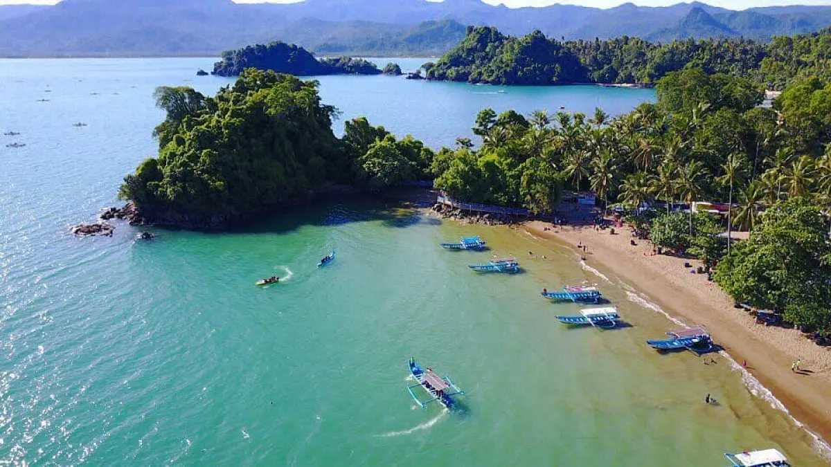 7 pantai terpopuler di Trenggalek menawarkan panorama alam, wisata bahari, kuliner, hingga camping. Simak daftar lengkapnya di sini (Pinterest).