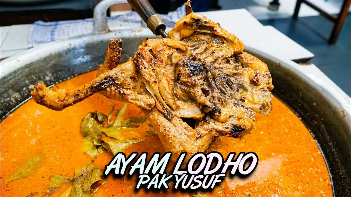 Ayam Lodho Pak Yusuf menjadi hantaran Lebaran favorit di Trenggalek. Berdiri sejak 1987, penjualannya mencapai sedikitnya 150 ekor ayam kampung per hari (Pinterest).