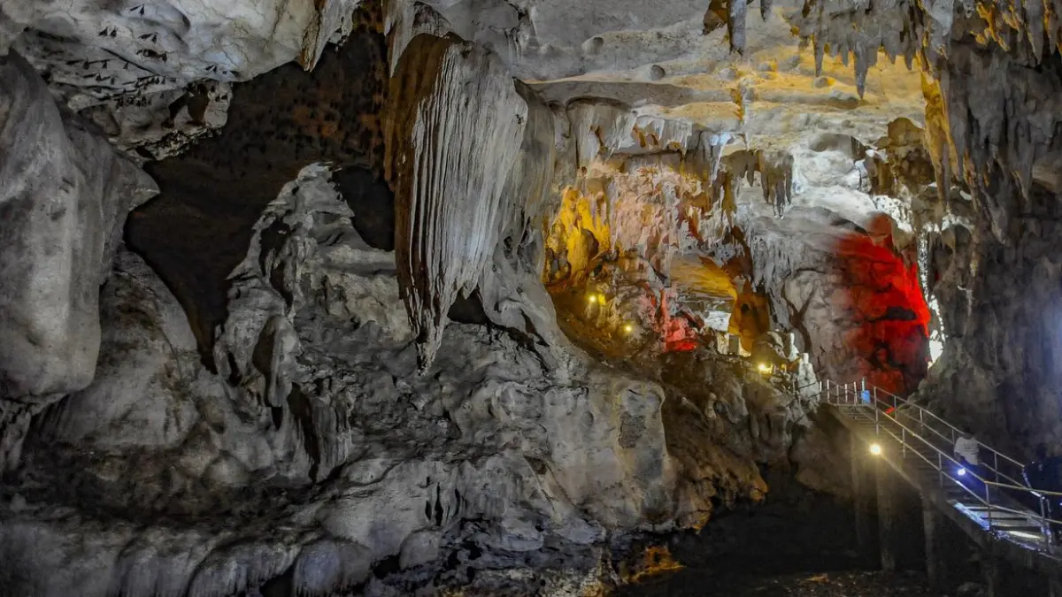 Goa Lowo Trenggalek menawarkan pengalaman menjelajahi lorong gua, stalaktit, stalagmit, dan mata air alami yang memukau wisatawan (Pinterest).