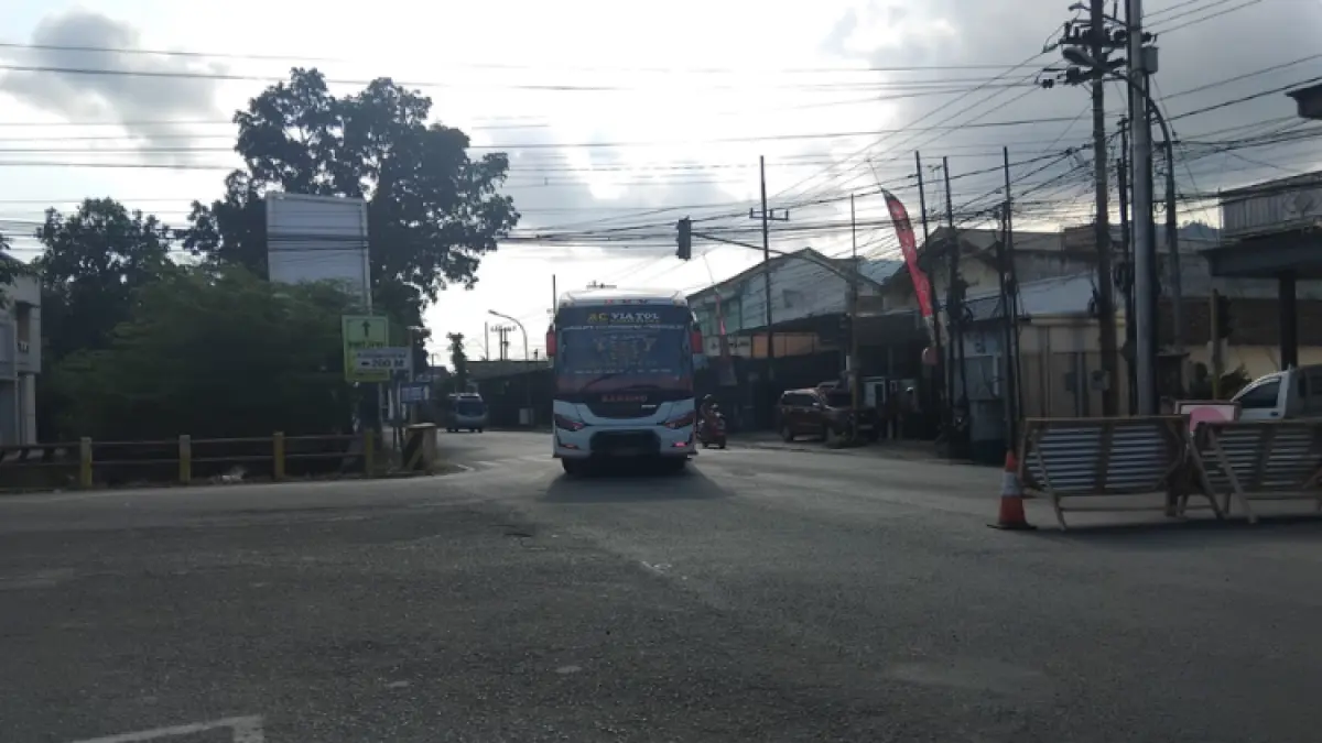 HARUS DIBENAHI: Simpang empat Durenan yang di area sekitarnya termasuk permukiman padat.(DOK. RADAR TRENGGALEK)