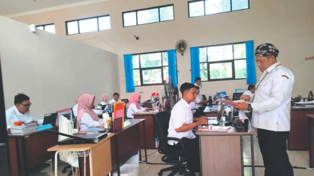 HARUS DIIMBANGI: Tenaga pendidik dan kependidikan di SRT 50 Trenggalek yang nantinya bakal ditambah seiring bertambahnya siswa.(Zaki Jazai/ RADAR TRENGGALEK)