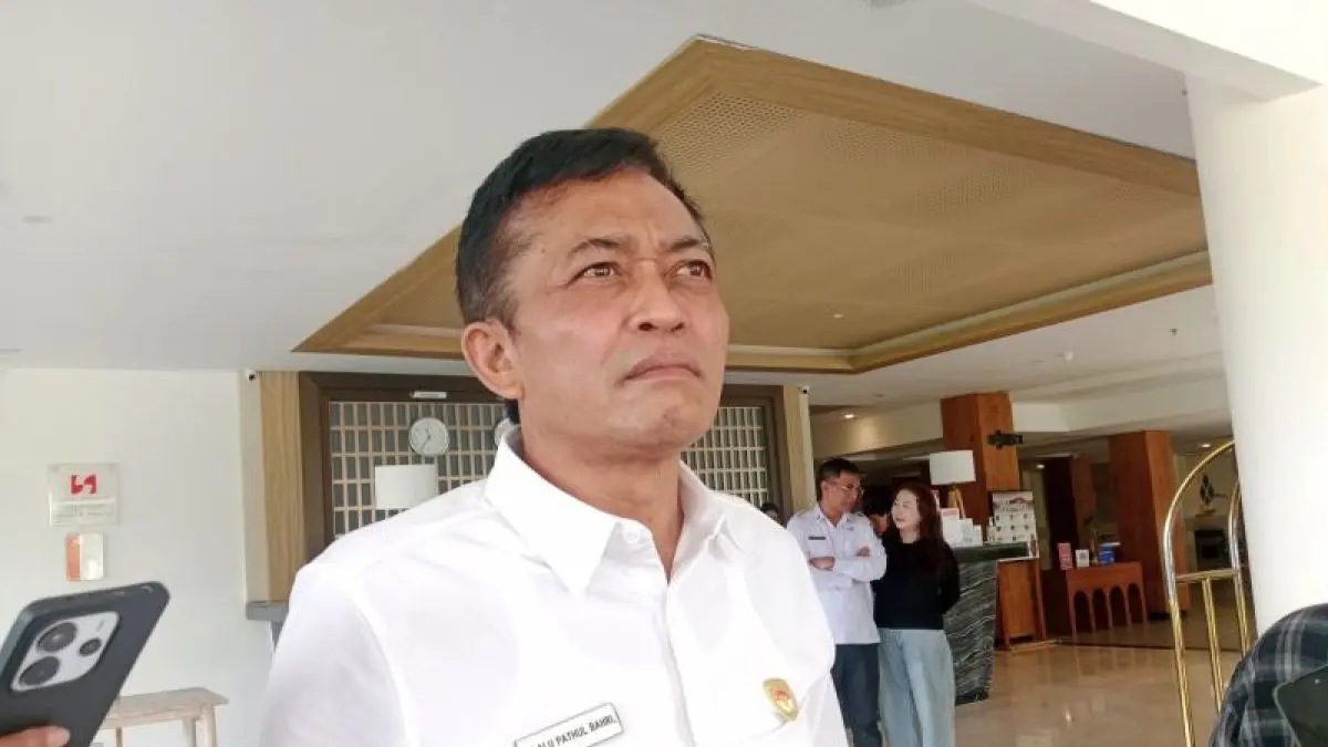 KPK menggelar OTT terhadap Bupati Lombok Barat Lalu Ahmad Zaini. Total 19 orang diamankan beserta barang bukti uang tunai senilai ratusan juta rupiah.