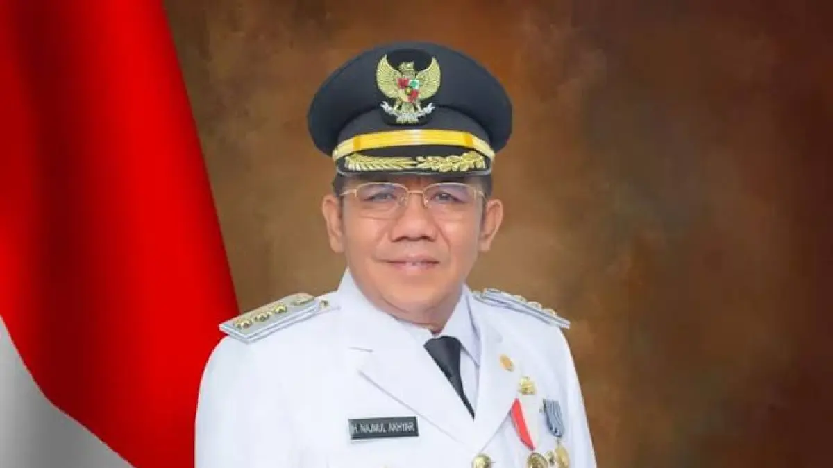  KPK menyegel ruang kerja Bupati Lombok Barat Lalu Ahmad Zaini di lantai 2 dan kantor Dinas PUPR pasca OTT terkait dugaan korupsi proyek lelang daerah.