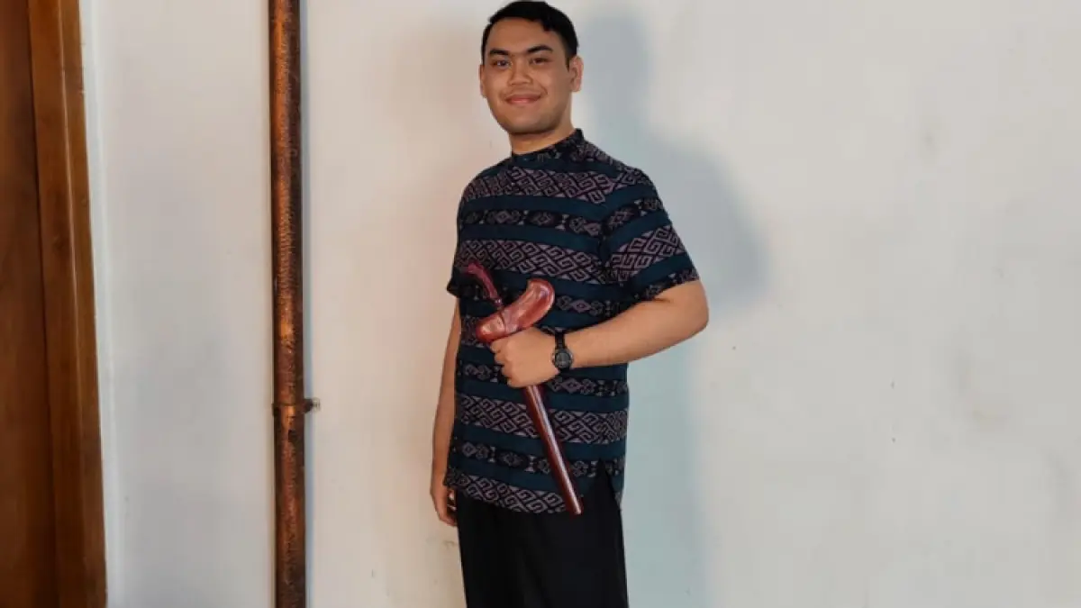 TEMUKAN JATI DIRI:  Gilang Sakti Wiyono Putro, warga Desa Gondang, Kecamatan Tugu, sempat kuliah  di fakultas kedokteran namun beralih ke filsafat dan aktif menulis buku.(GILANG SAKTI WIYONO PUTRO UNTUK RADAR TRENGGALEK)