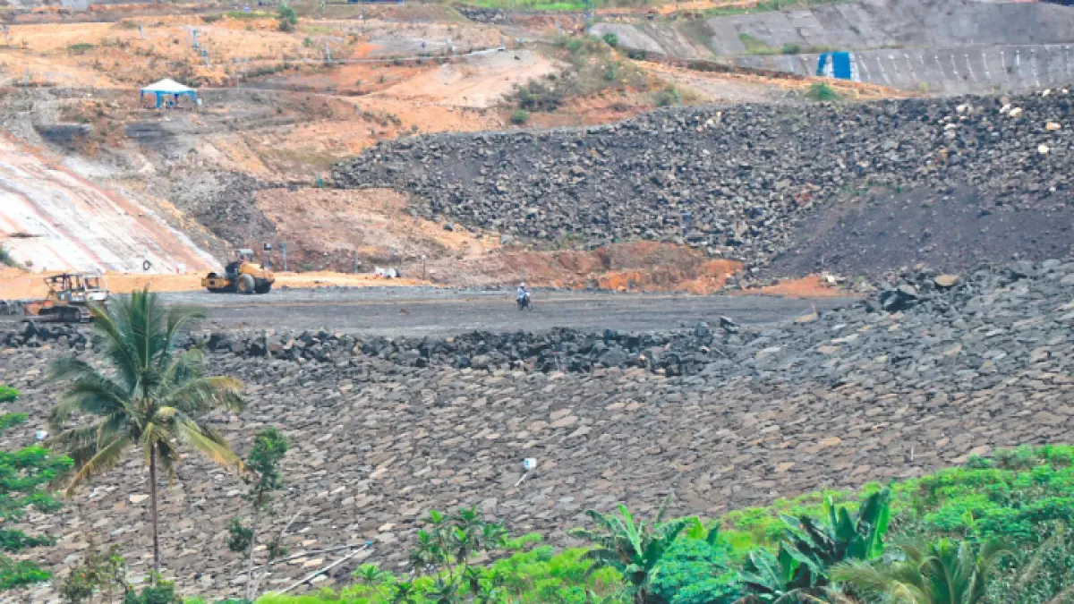 TERUS DIKEBUT: Proses pembangunan Bendungan Bagong yang saat ini masih menyisakan 41 bidang tanah yang belum dibebaskan.(Zaki Jazai/ RADAR TRENGGALEK)