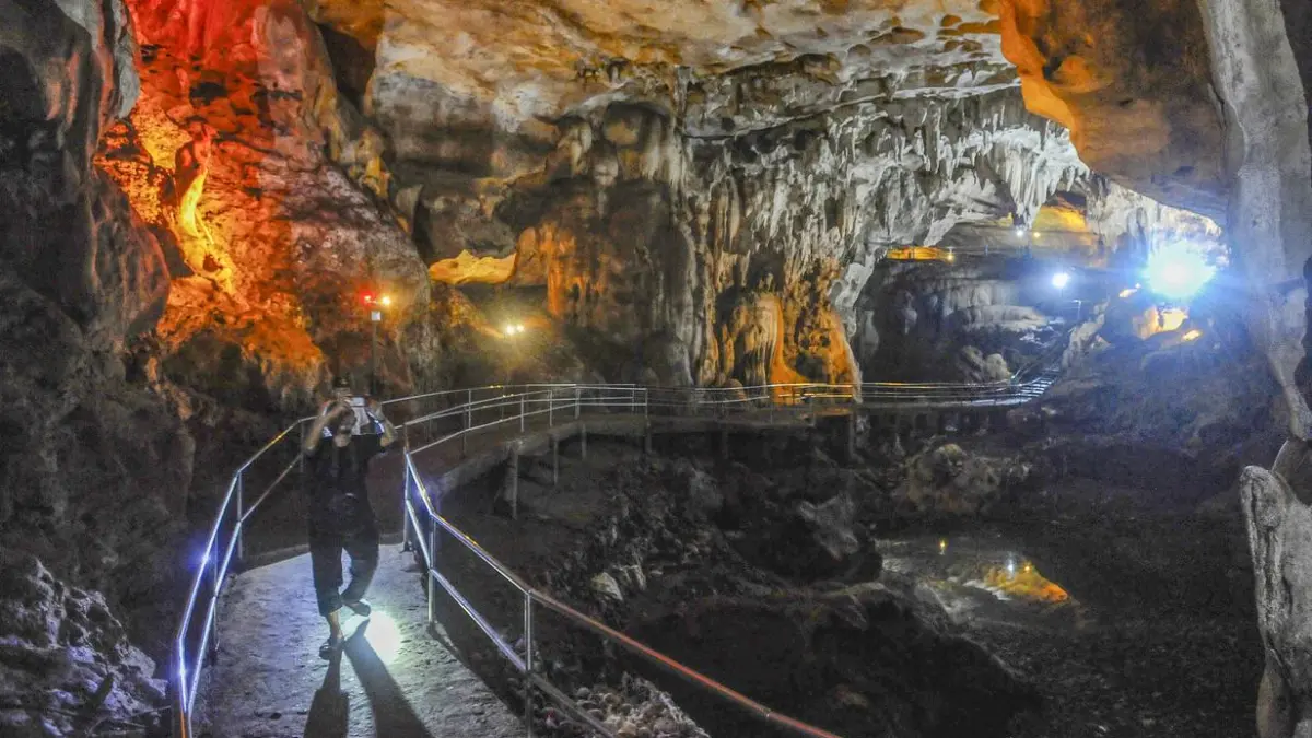 Wisata Goa Lowo Trenggalek menawarkan gua terbesar dan terpanjang di Indonesia dengan stalaktit indah, sungai bawah tanah, dan tiket Rp10.000 (Pinterest).