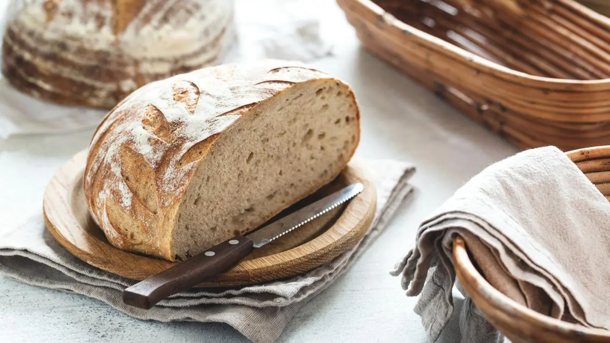 Cara membuat roti sourdough dari starter alami, mulai autolisis, fermentasi, shaping hingga teknik baking agar hasil maksimal (Pinterest).