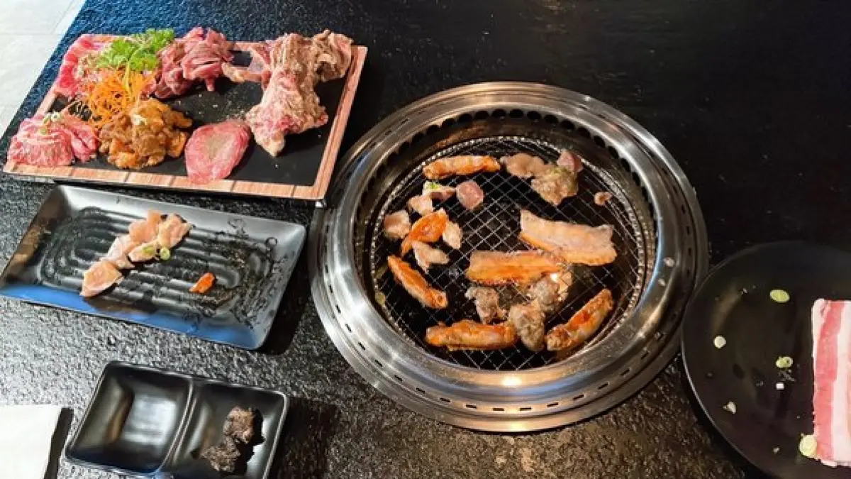 Cari kuliner Surabaya Barat? Simak 10 rekomendasi tempat makan enak, dari Penyetan Bang Ali, Nasi Krawu Embuk Suhadjah Sufayah hingga Niku Japanese BBQ (Pinterest).