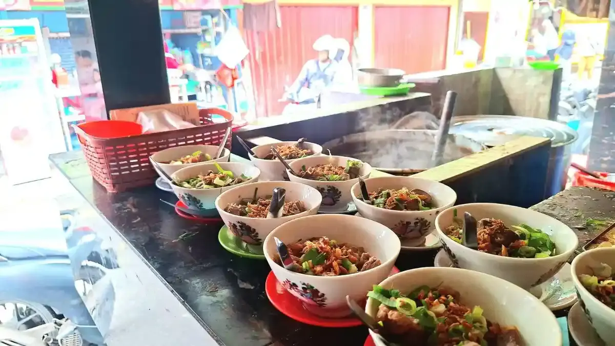 Coto Makassar Daeng Ngawing di Pasar Senen buka sejak pagi dengan kuah kental khas, buras, jalangkote, gogos, hingga es pisang ijo (Pinterest).