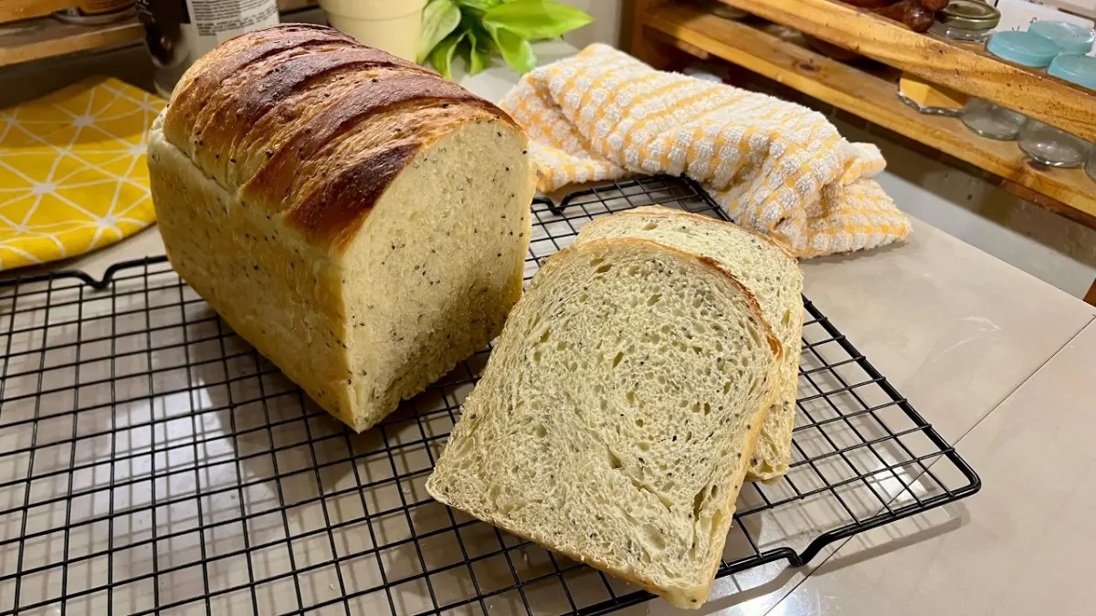 Hybrid sourdough memungkinkan roti fermentasi selesai dalam sekitar empat jam. Simak cara membuatnya mulai dari starter, coil fold hingga baking (Pinterest).