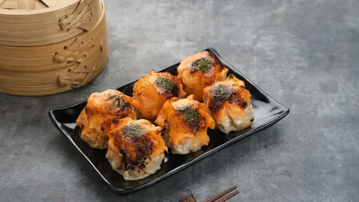 Resep dimsum mentai yang lagi hits lengkap dengan cara membuat isian ayam lembut, saus mentai gurih, hingga tips penyajian bersama chili oil (Pinterest).