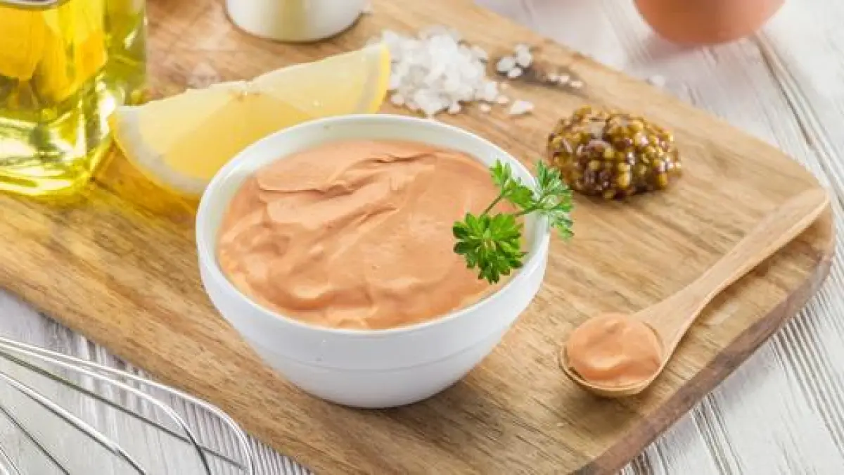 Resep saus mentai creamy untuk dimsum menggunakan mayones, saus sambal, saus tomat, dan tobiko. Mudah dibuat serta cocok untuk ide jualan (Pinterest).