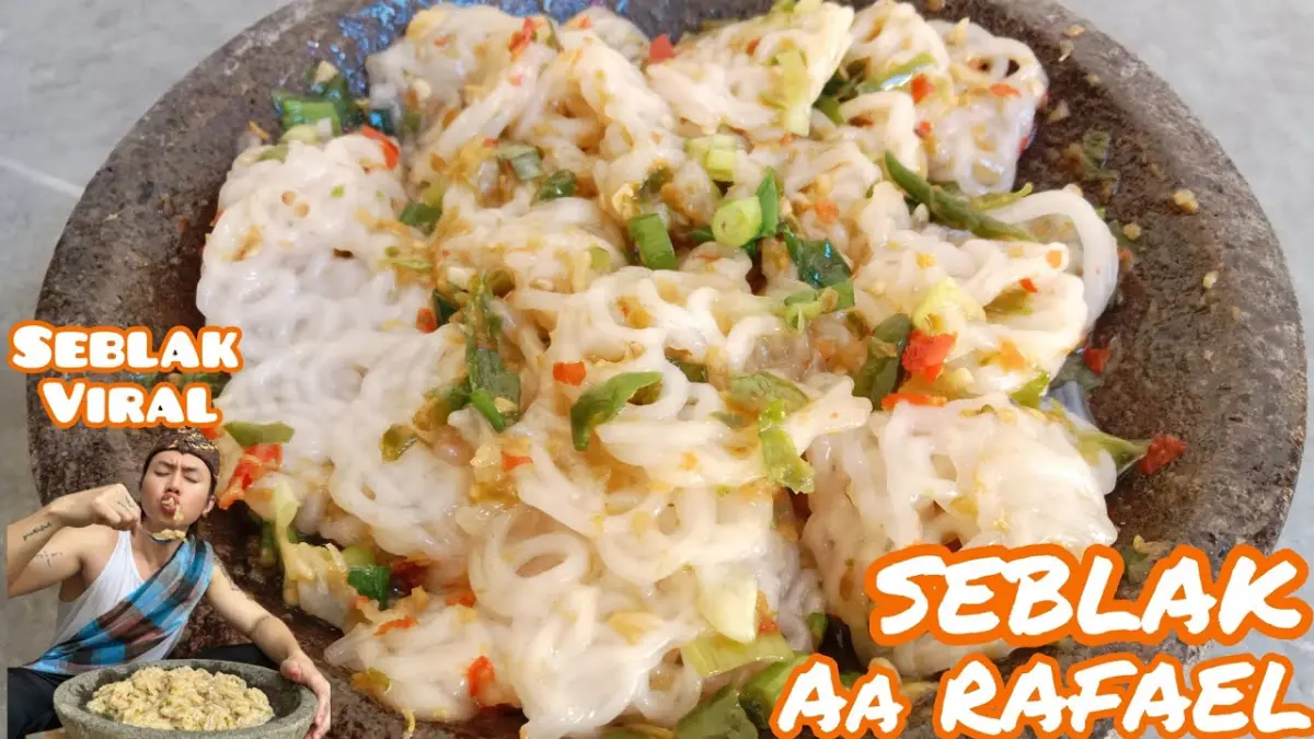 Resep Seblak Aa Rafael viral di TikTok menggunakan sambal siram minyak panas dan kerupuk mie putih. Simak cara membuatnya yang sederhana (Pinterest).