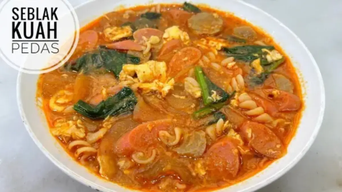 Resep seblak kuah merah pedas dengan rahasia cabai merah kering. Kuah lebih merah, gurih, dan disebut mirip seblak yang dijual (Pinterest).