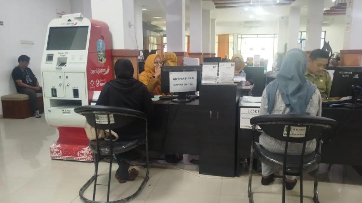 TINGKATKAN PEMAHAMAN: Petugas Dispendukcapil Trenggalek saat melayani pemohon adminduk dan mengarahkan agar mau aktivasi IKD.(ZAKI JAZAI/ RADAR TRENGGALEK)