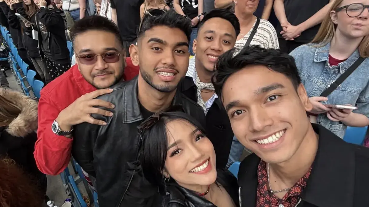 Fuji umumkan hubungan dengan pengusaha Malaysia Rakim saat ulang tahun Gala Sky. Kehadirannya mendapat sambutan positif dari keluarga (Pinterest).