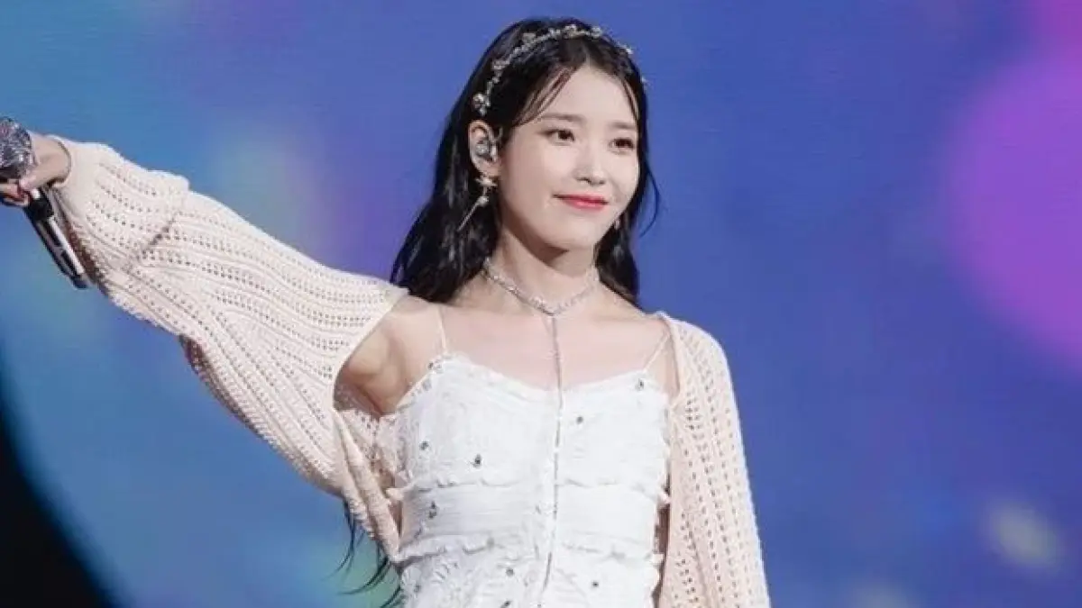 IU menunda konser September dan album keenam setelah gangguan telinga kronis memburuk. Penyanyi Korea itu memastikan kondisinya masih memungkinkan beraktivitas normal (Pinterest).