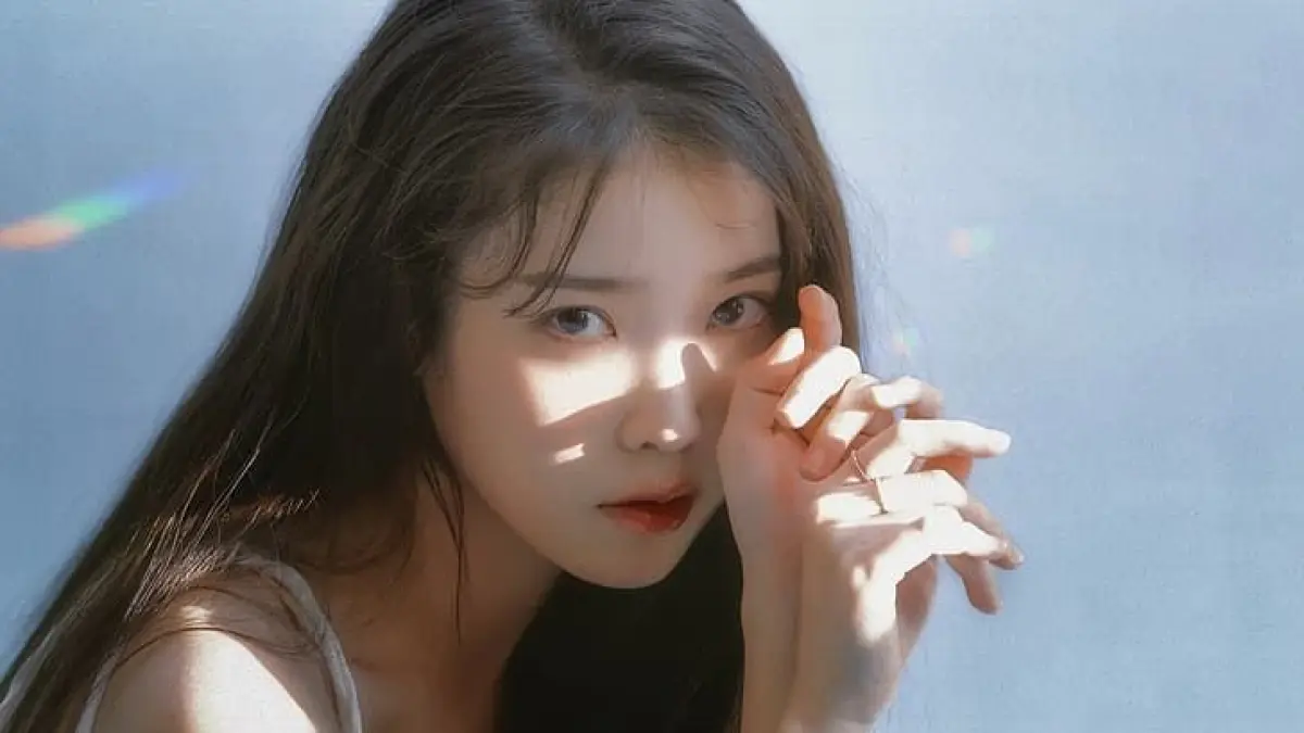 IU tunda konser September 2026 dan perilisan album keenam setelah gangguan pendengaran kronis memburuk. Berikut penjelasan lengkap dari IU dan Edam Entertainment (Pinterest).