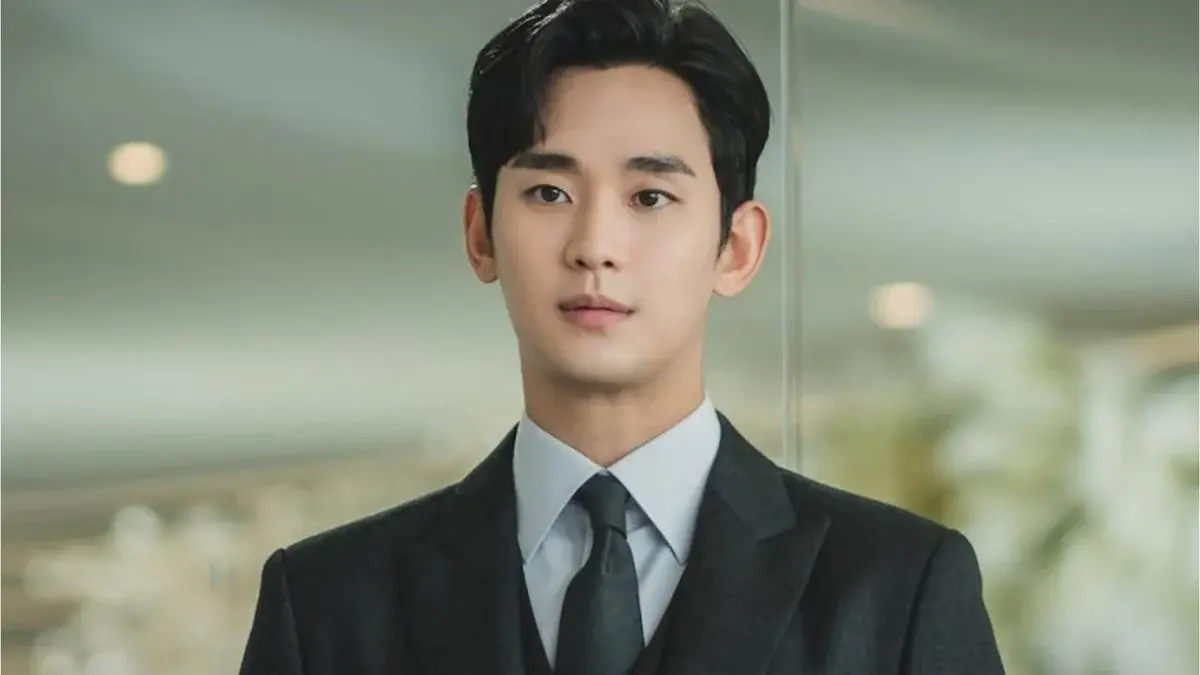 Kim Soo Hyun comeback lewat syuting iklan Bench dan kembali aktif di media sosial. Sang aktor juga disebut menerima puluhan tawaran drama dan film (Pinterest).