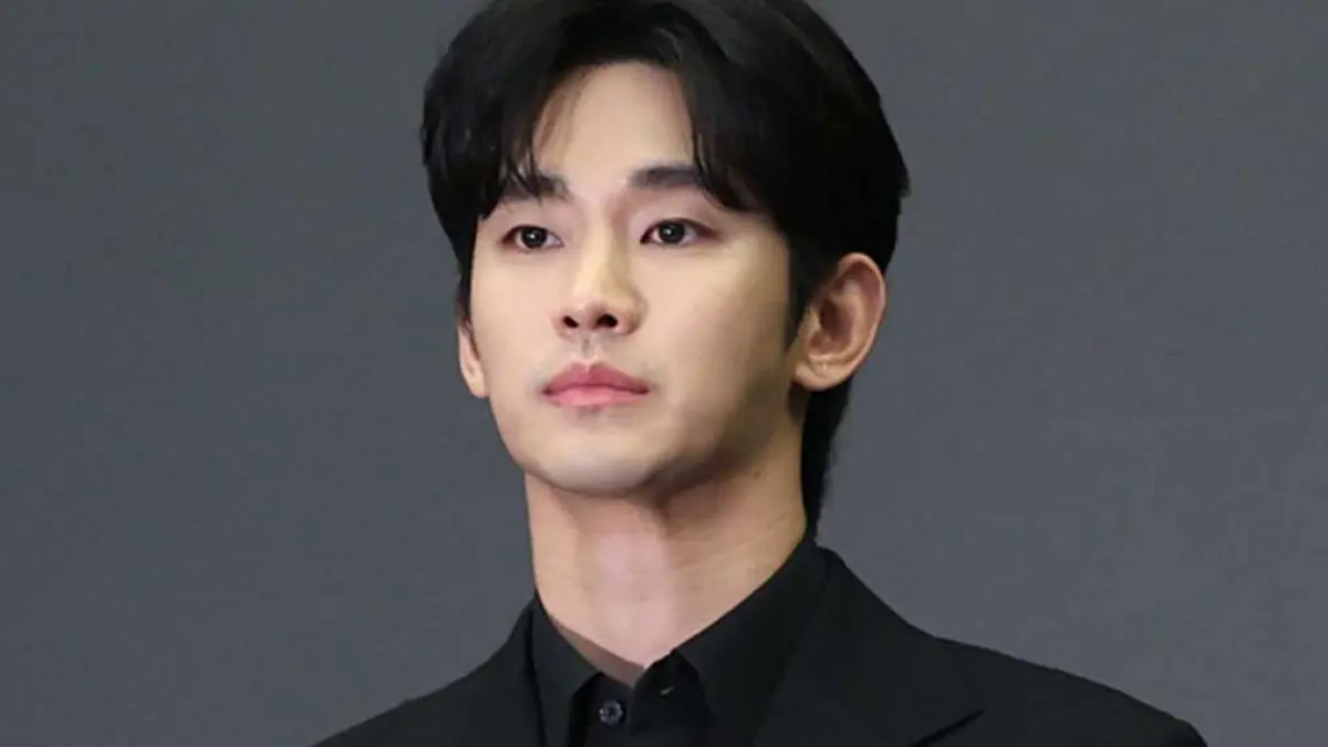 Kim Soo Hyun kembali muncul di publik pada 14 Juli setelah sekitar 1 tahun 4 bulan vakum. Kehadirannya memicu harapan baru akan comeback sang aktor (Pinterest)