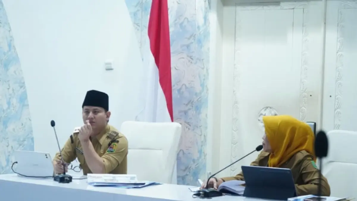 KINERJA POSITIF: Bupati Trenggalek Mochamad Nur Arifin memimpin evaluasi kinerja BUMD yang rutin  tiap bulan, Selasa (21/7).(ZAKI JAZAI/ RADAR TRENGGALEK)