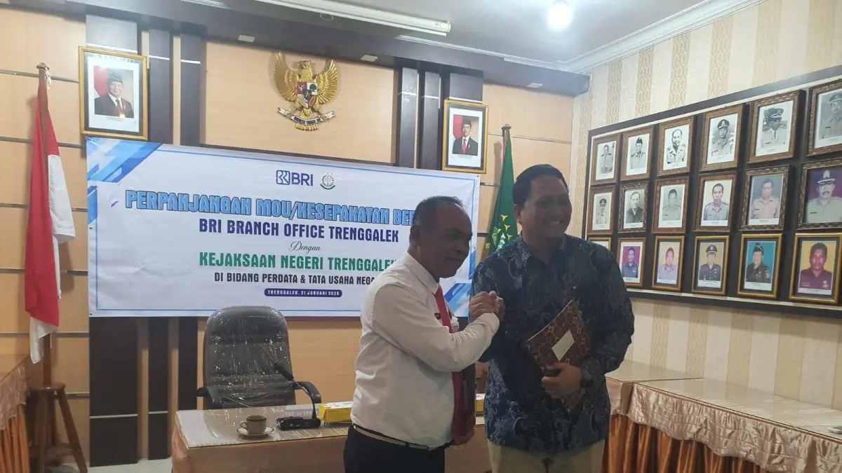 Pemimpin Cabang BRI Trenggalek dan Kejari Trenggalek setelah melakukan penandatangan MoU di Bidang Perdata dan Tata Usaha Negara