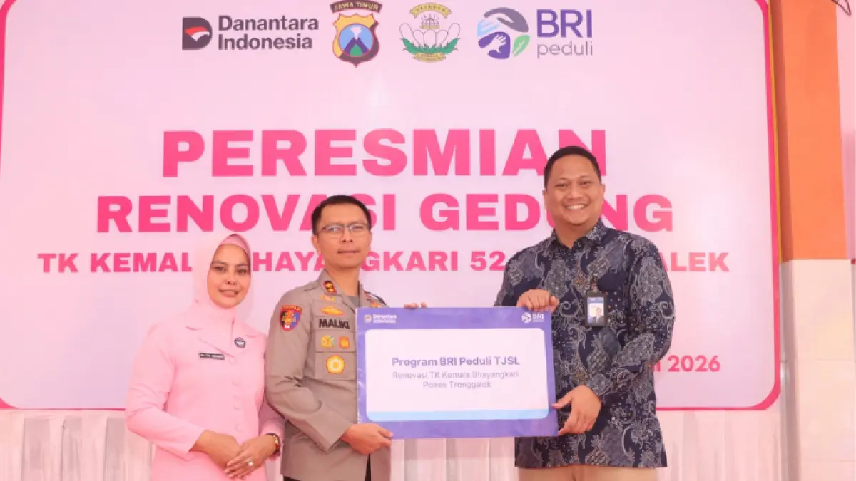 Penyerahan BRI Peduli TJSL untuk Renovasi TK Kemala Bhayangkari Trenggalek(titin ratna/radar trenggalek)

