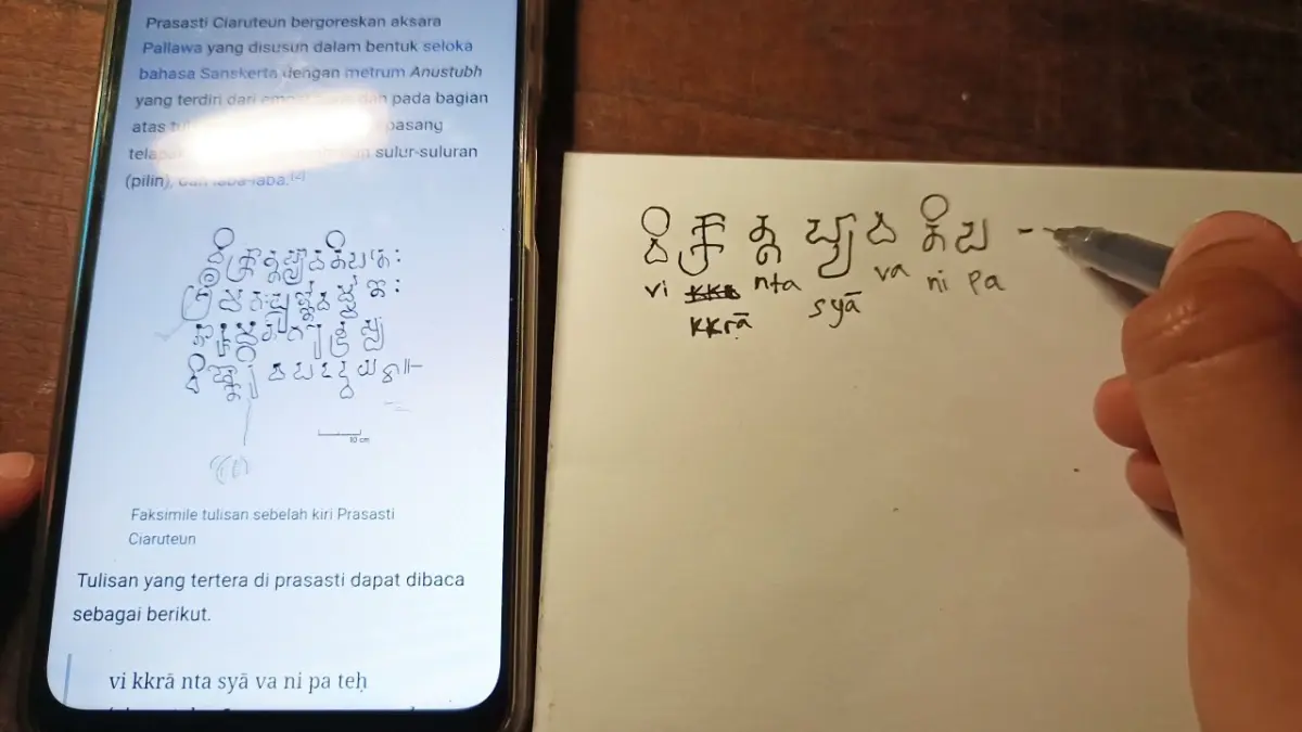 Ulasan teknis cara membaca aksara Pallawa dan transliterasi Prasasti Ciaruteun peninggalan Raja Purnawarman dari Kerajaan Tarumanegara.