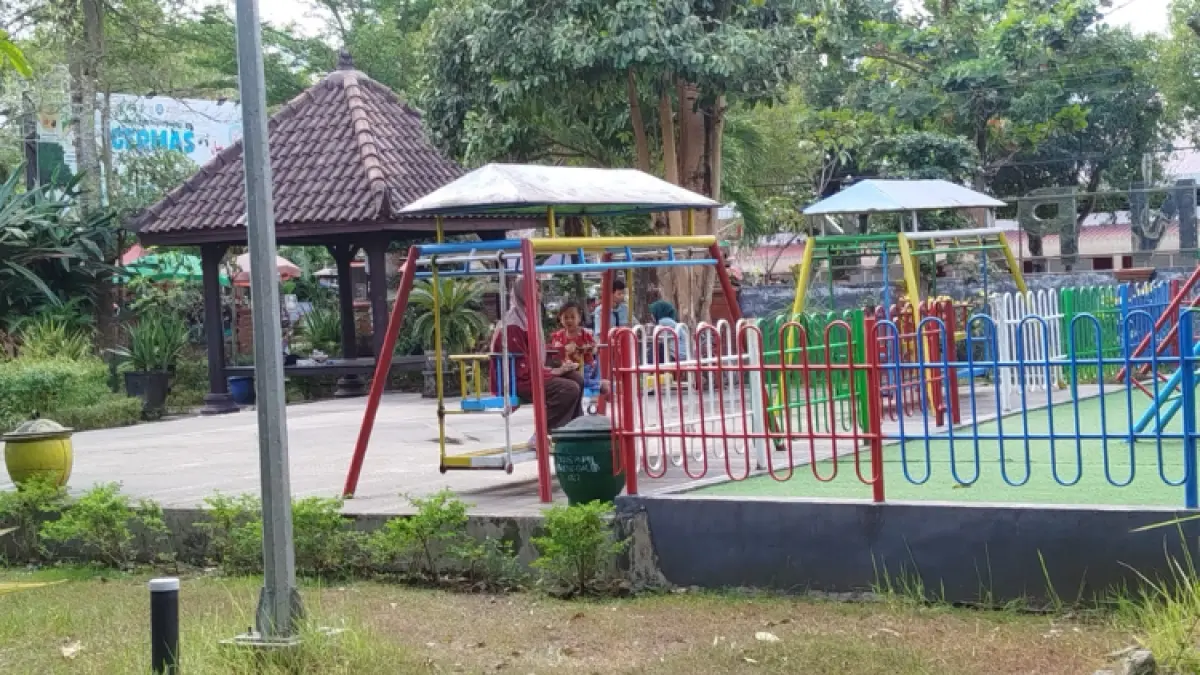 AMAN DAN NYAMAN: Anak-anak saat bermain di area Trenggalek Green Park yang saat ini telah ditetapkan sebagai ruang publik ramah anak.(ZAKI JAZAI/ RADAR TRENGGALEK)