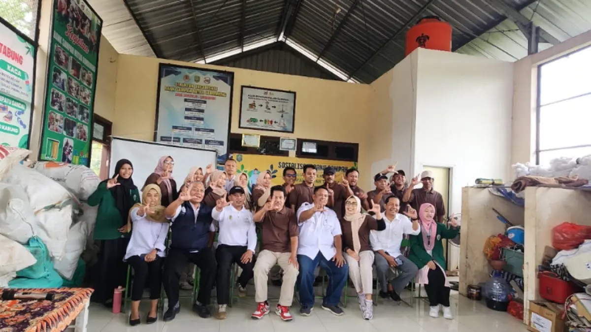 BERBAGI ILMU: Tim DLH Trenggalek, Pemdes Pogalan, serta pengurus Bank Sampah Mitra Gumiring, Desa Sukorejo, Kecamatan Gandusari, Rabu (22/7).(GUNAWAN/RADAR TRENGGALEK)