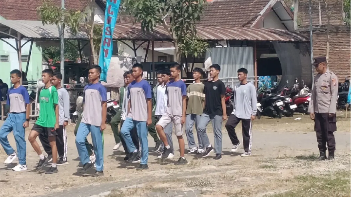 KETAT: Persiapan HUT Ke-81 RI mulai dilaksanakan termasuk di Kecamatan Durenan, Selasa (21/7).(GUNAWAN/ RADAR TRENGGALEK)