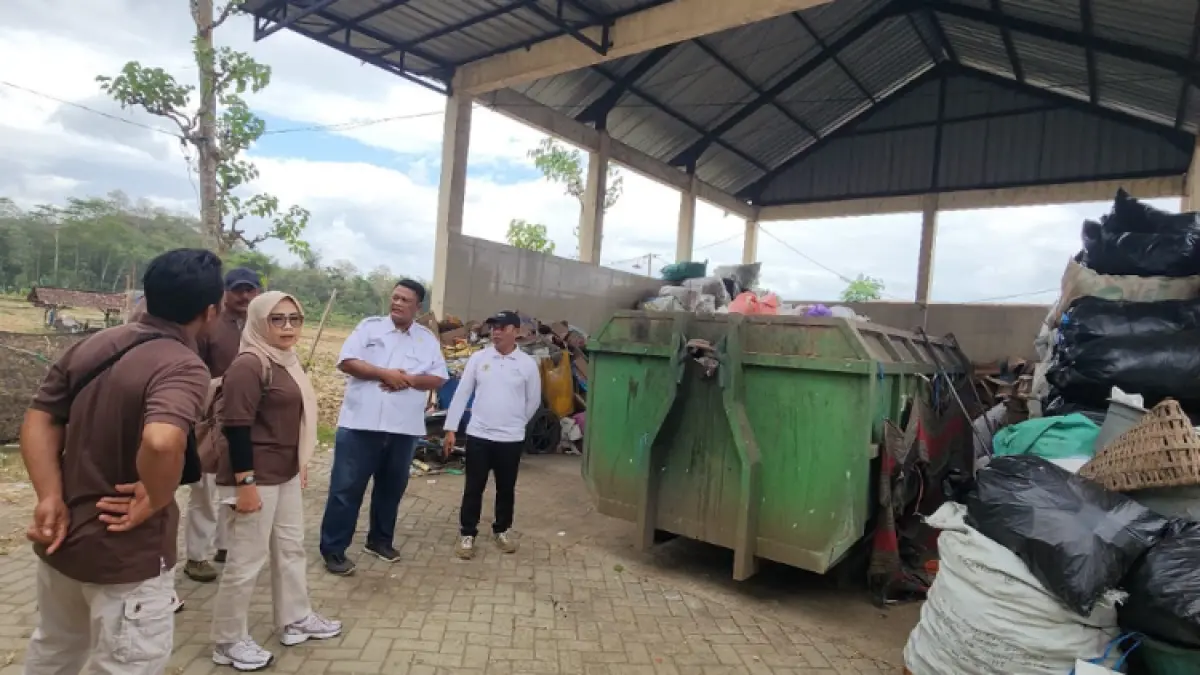 PEDULI LINGKUNGAN: DLH Trenggalek memfasilitasi studi banding Pemdes Pogalan ke Bank Sampah Mitra Gumiring, Desa Sukorejo, Kecamatan Gandusari, Rabu (22/7).(GUNAWAN/RADAR TRENGGALEK)